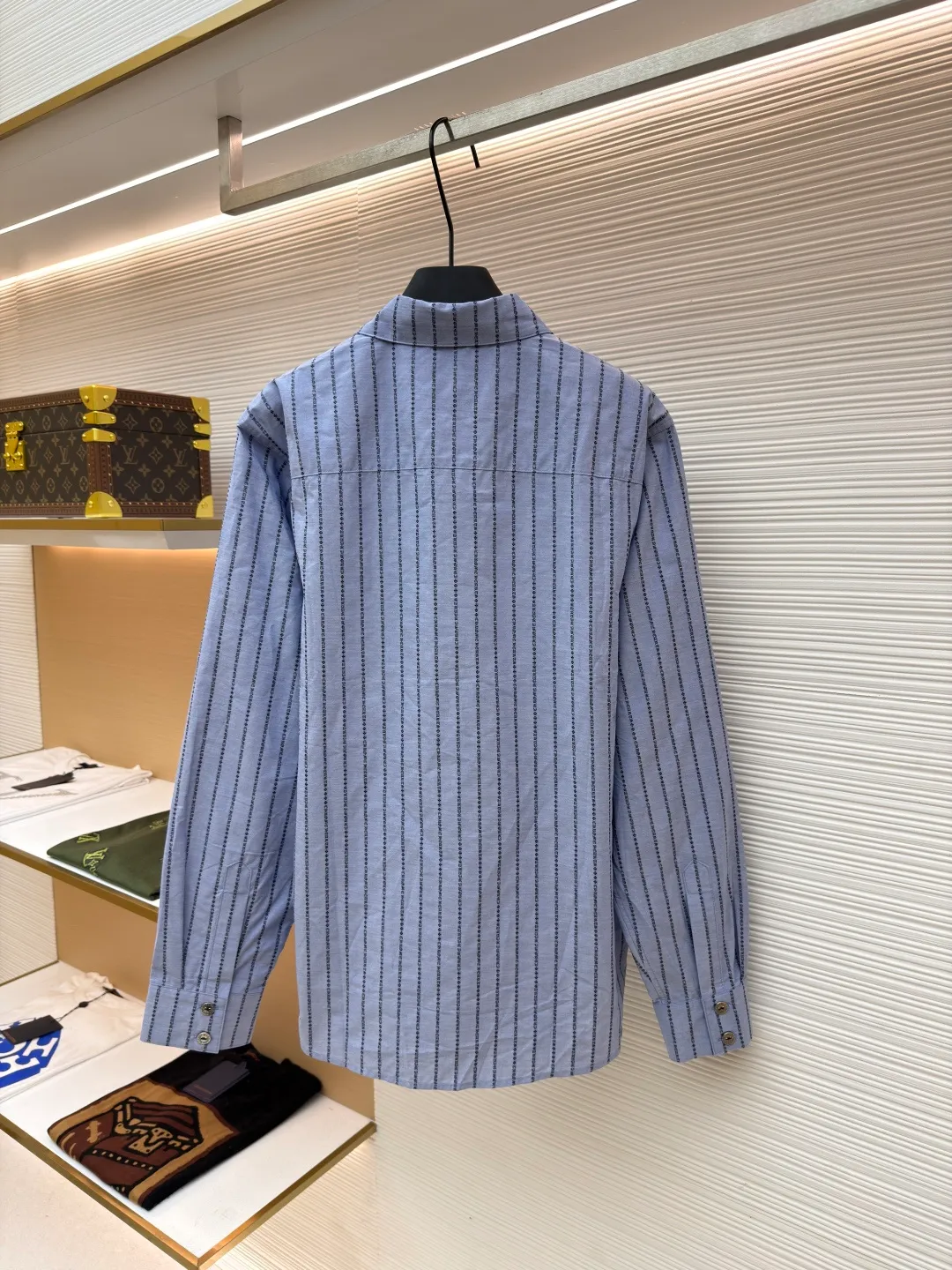 Chrome Hearts Sanskrit all-over yarn-dyed shirt ●Item number: 1681017-B60 ●Fabric: shirt fabric ●Technology: printing production ●Version: loose fit ●Weight: about 245 grams ●Size: S-M-L ●Description: The custom-dyed knitting yarn is made of 100-count double-ply yarn. (Minimum quantity of 1000 meters) is made on a large-scale yarn-dyed jacquard machine. It is paired with professional shirt ironing and sleeve ironing. Customized mold opening 14mm glazed black and silver buttons. Customized black and white printed small label. Customized 2.2×12cm black label. 0.3cm leather hanging ears. Customized accessories. The workmanship details are very good. The overall wiring is straight and delicate, the fabric is comfortable and soft, and the color is consistent without color difference. It can be matched with the same style to create a fashionable look and control various occasions. Customized accessories, complete with three standards, same style for men and women!